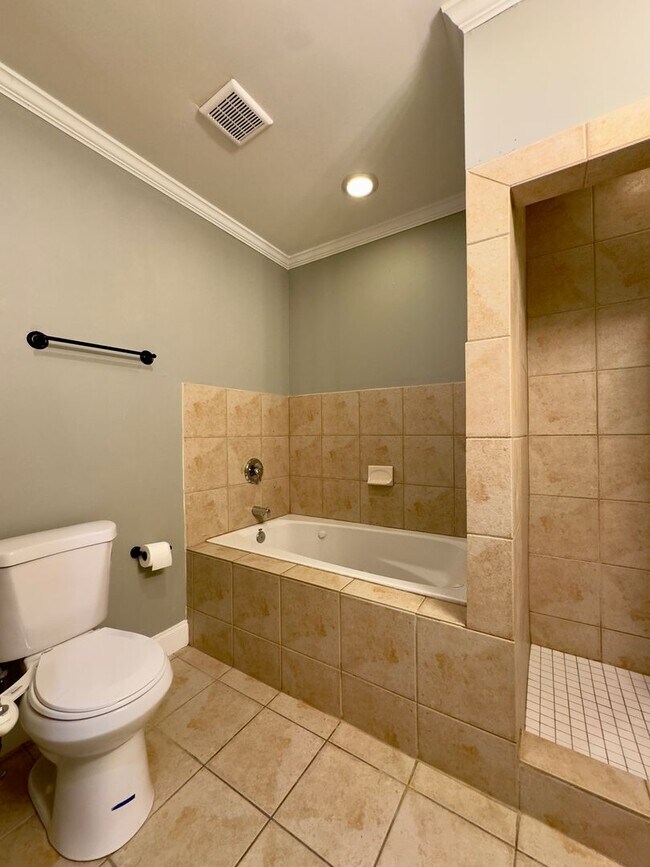 Building Photo - Charming 3-Bedroom Townhome with Modern Am...