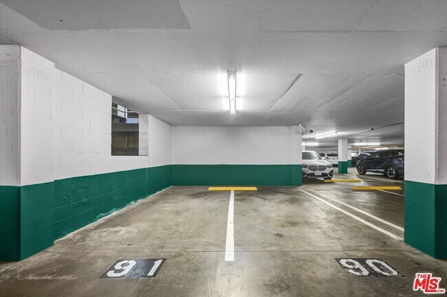 Building Photo - 1131 Alta Loma Rd