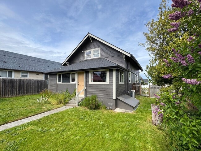 Building Photo - Charming Home for Lease