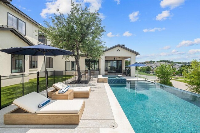 Building Photo - 703 Serene Estates Dr