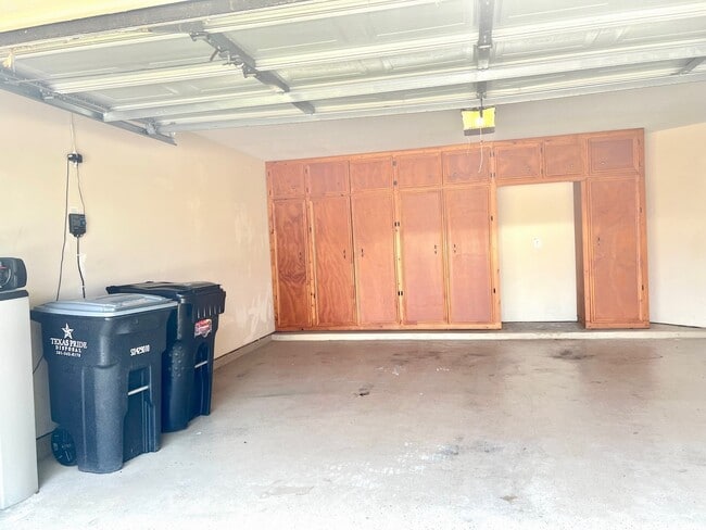 Building Photo - 23907 Hackberry Creek Dr