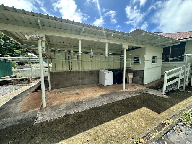 Building Photo - 2121 Eheu St