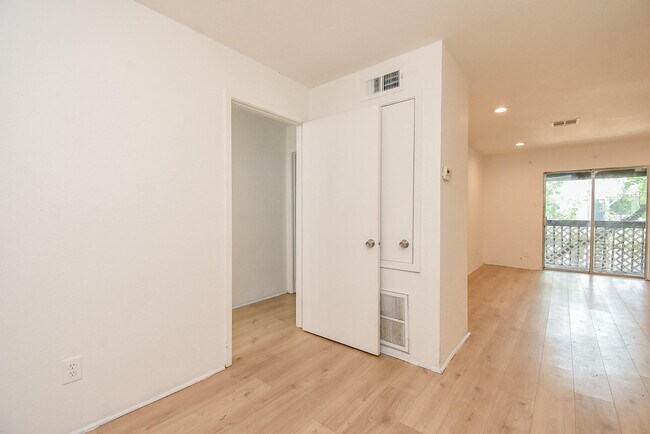 Building Photo - 7200 Clarewood Dr