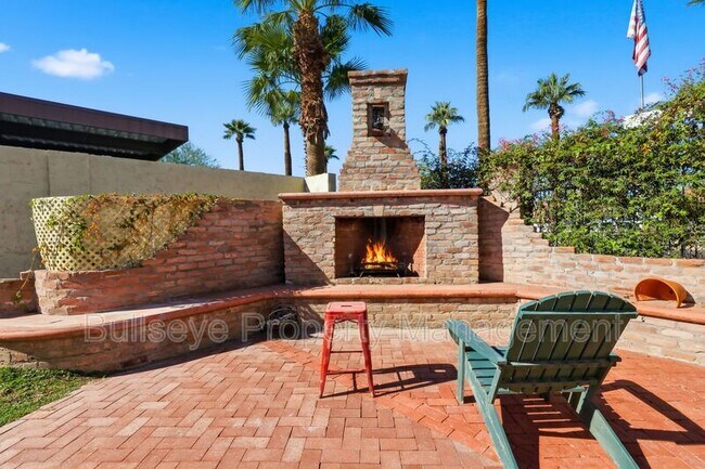 Building Photo - 525 W Lynwood St