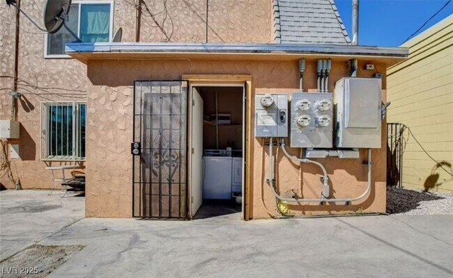 Building Photo - 3520 Cambridge St