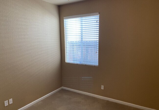 Building Photo - Newer 3 Bed, 2 Bath with HUGE Kitchen and ...