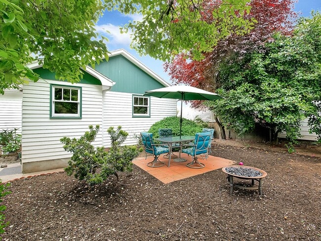 Building Photo - Amazing vintage 2-bdrm/2-bath Cully home—G...