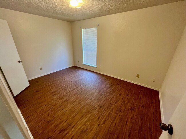 Building Photo - 122 Hillside Dr