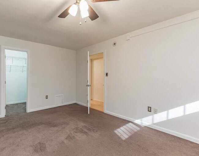 Building Photo - Modern 2-Bedroom Apartment with In-Unit La...