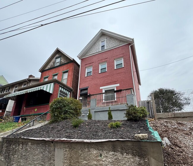 Building Photo - Charming and spacious 5BR Home in East Liberty