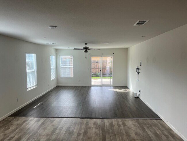 Building Photo - 5545 W Saginaw Way