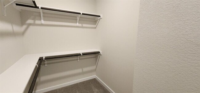Building Photo - 2220 Delano Dr
