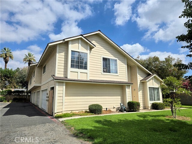 Building Photo - 326 W 9th St