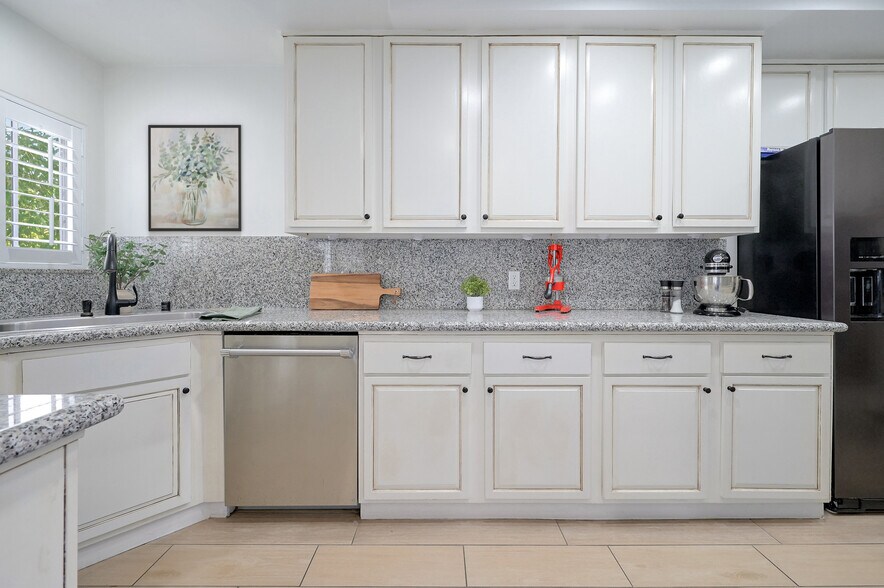 Building Photo - 121 S Palm Dr