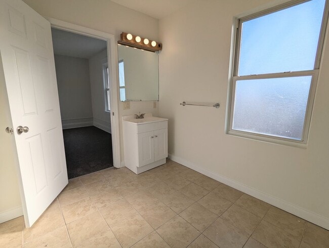 Building Photo - bot3705