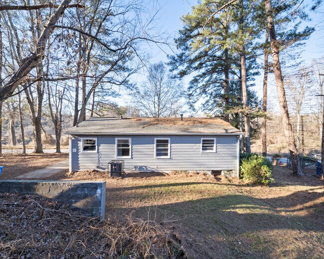 Building Photo - 2371 Swallow Cir SE