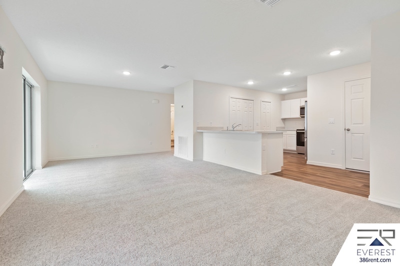Building Photo - 9 Roxland Ln