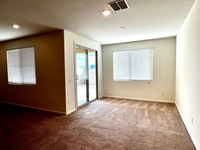 Building Photo - 4 Bedroom Home with 3-Car Garage in Gladde...