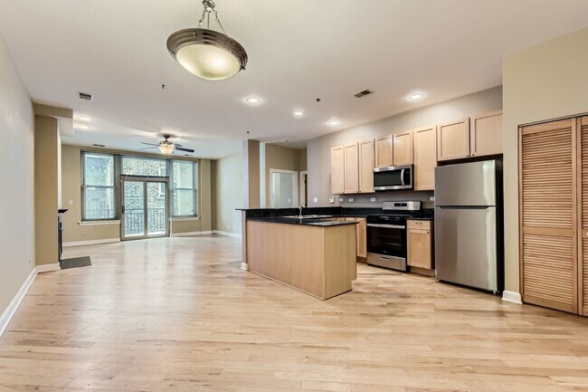 Building Photo - 3113 W Lawrence Ave