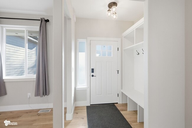 Building Photo - 4 Bedroom | 2.5 Bathroom | 2 Car Garage - Convenient Location!