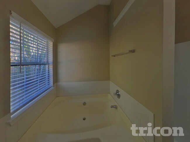 Building Photo - 868 Asbury Way