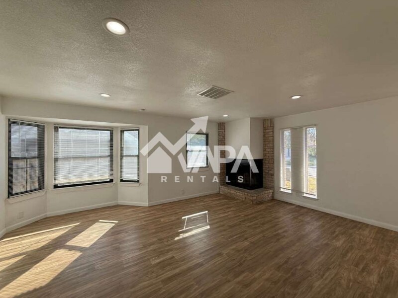 Building Photo - 302 Kingsman St