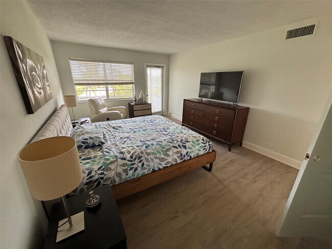 Building Photo - 4310 NW 12th Ct