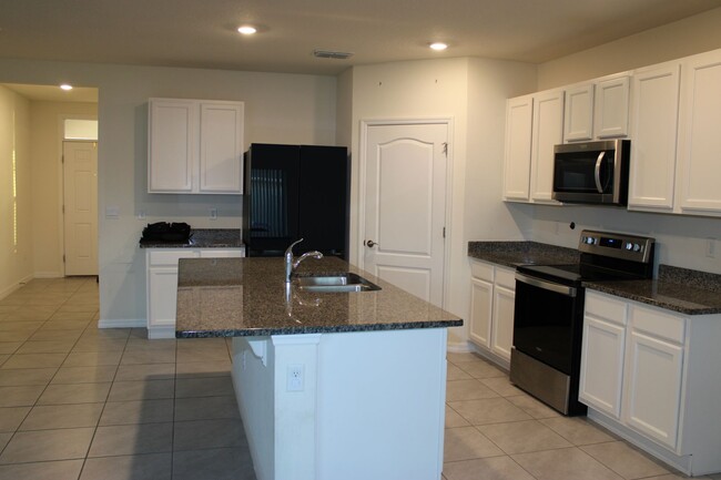 Building Photo - BEAUTIFUL 5 BEDROOM, 3 BATH SINGLE FAMILY ...