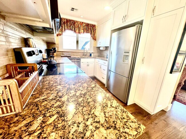 Building Photo - Charming 2 bed 1 bathroom unit in Pacific ...