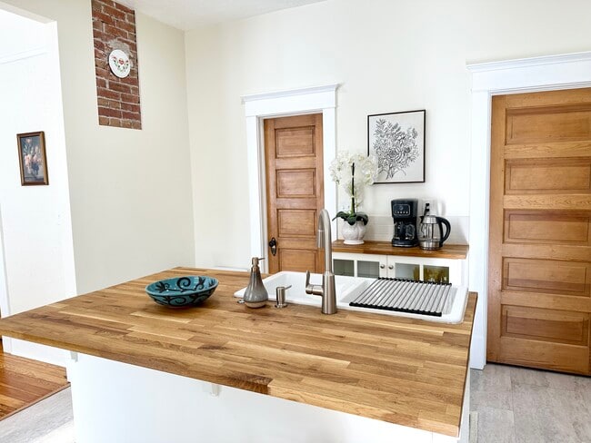 Building Photo - 348 Collyer St