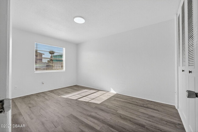 Building Photo - 2417 N Oleander Ave