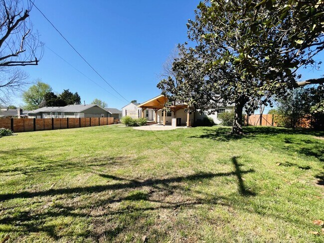 Building Photo - Adorable Midtown Tulsa Bungalow