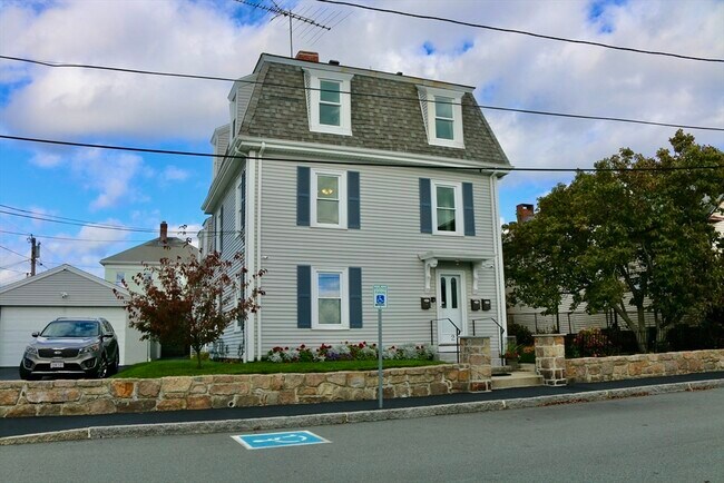 Building Photo - 2 Forest St