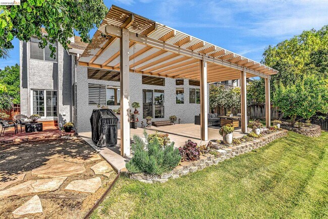 Building Photo - 2435 Pinehurst Ct