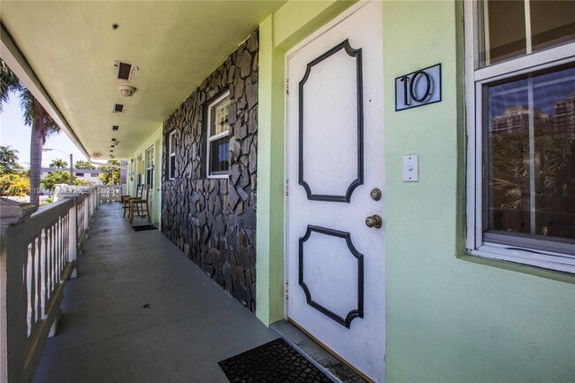 Building Photo - 1060 NE 78th St