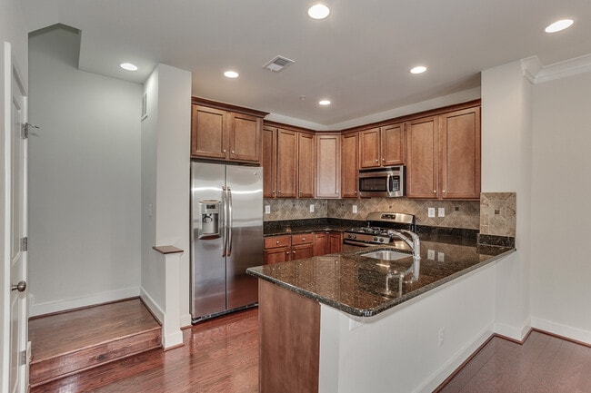 Building Photo - Gorgeous Townhome/Great Location!