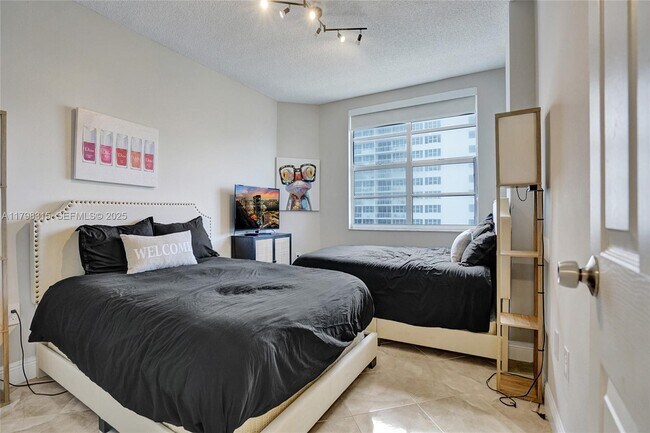 Building Photo - 1980 S Ocean Dr