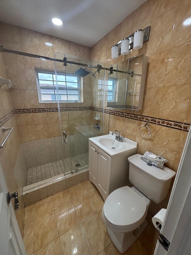 Building Photo - 250 E 34th St