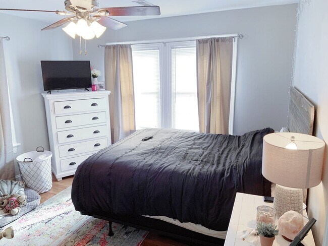 Building Photo - 3 Bedrooms 2 Full Baths with fenced in bac...