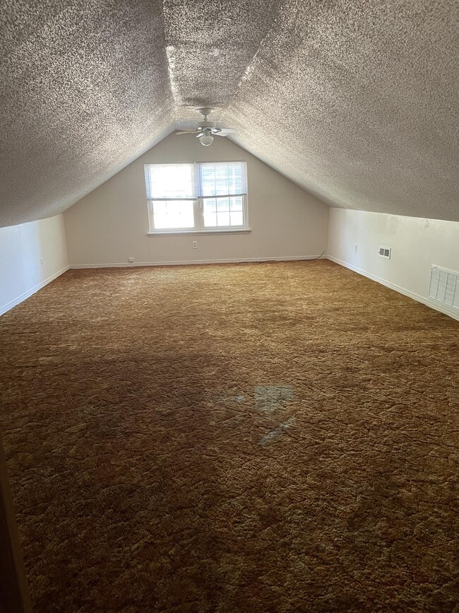 Building Photo - 1208 Essex Ln