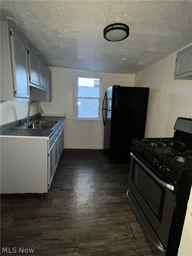 Building Photo - 3658 E 143rd St