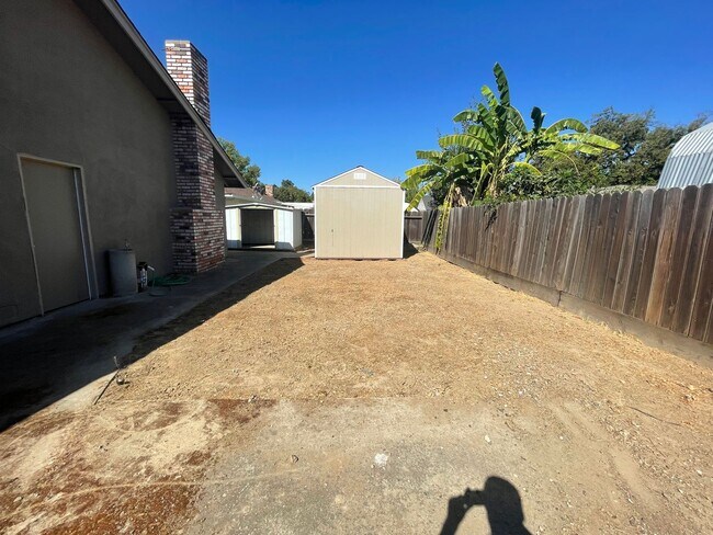 Building Photo - Single story located in East Modesto neigh...
