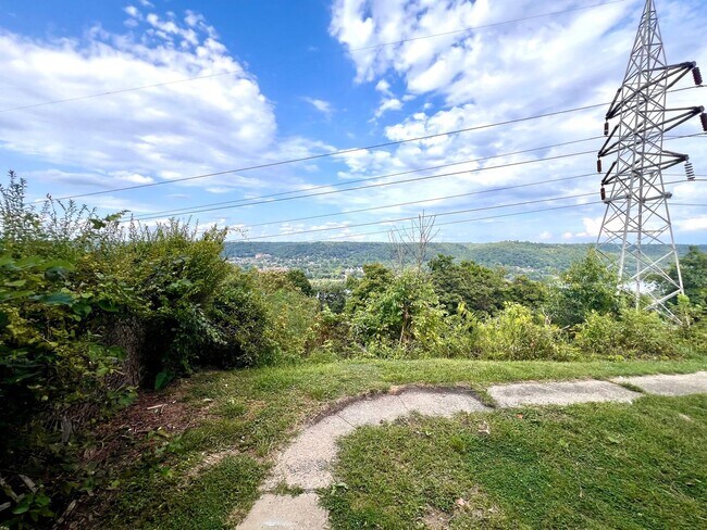 Building Photo - JUST Renovated! - 3 Bedroom 1 Bathroom - C...