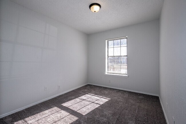 Building Photo - 1341 E 142nd St