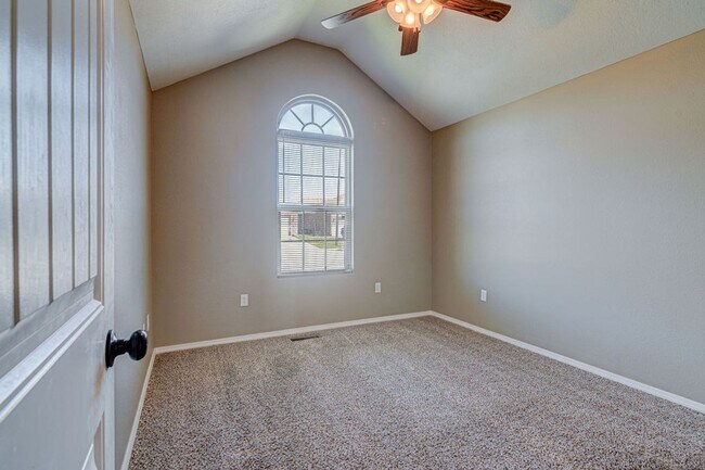 Building Photo - Beautiful all brick 3 bed 2 bath house in ...