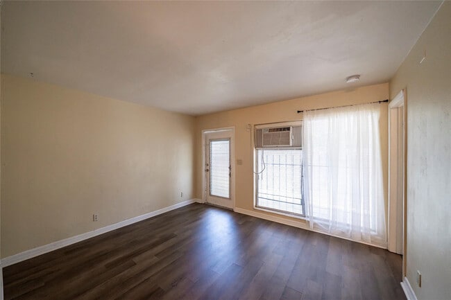 Building Photo - 420 NE 1st Ave.