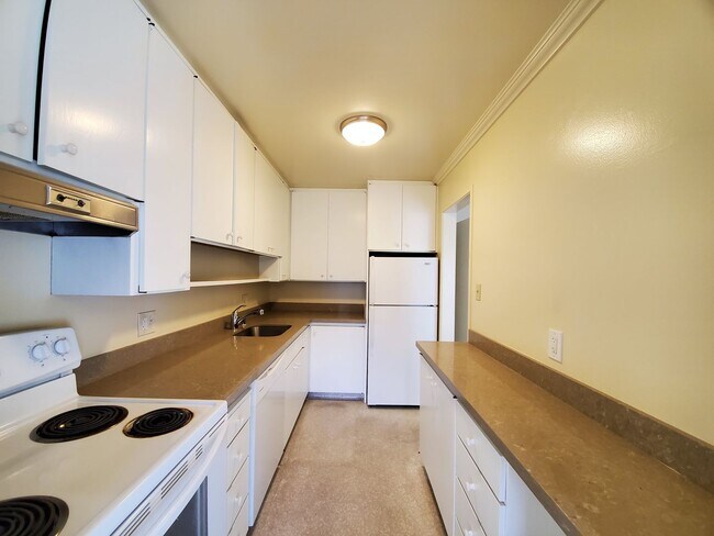 Building Photo - Southern Facing  1bd/ 1 bth apartment!