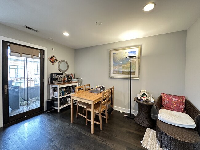 Building Photo - 907 N Damen Ave