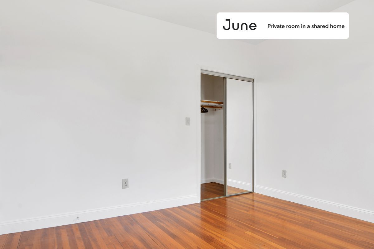 Building Photo - Private bedroom in 4 bed/2 bath Home