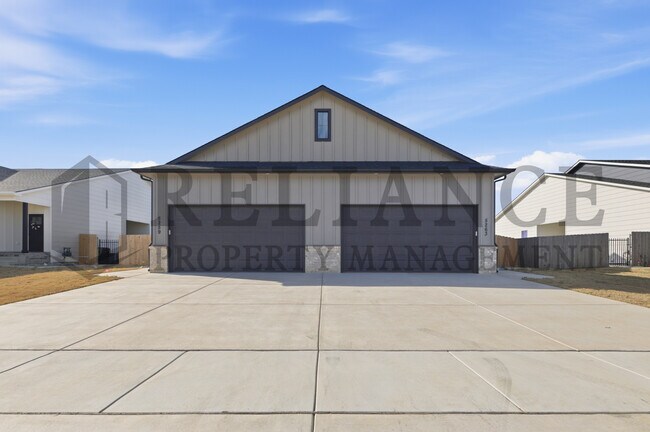 Building Photo - 5263 N Pinecrest Ct